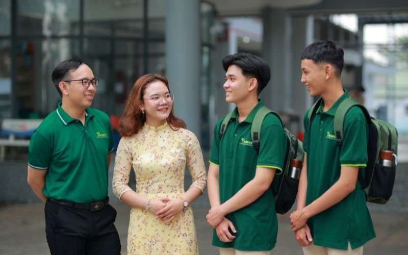 Giáo viên trường quốc tế Việt Nam tương tác với học sinh trong giờ học