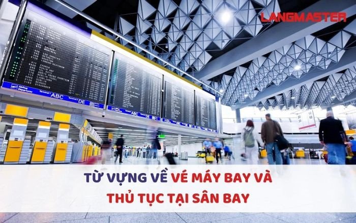 Hành khách làm thủ tục check-in và nhận vé máy bay tại quầy sân bay