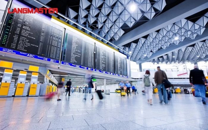 Hành khách sử dụng vé máy bay tại quầy làm thủ tục sân bay