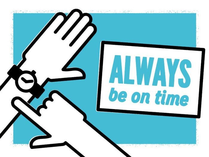Hành khách vội vã bắt kịp chuyến tàu đúng giờ on time