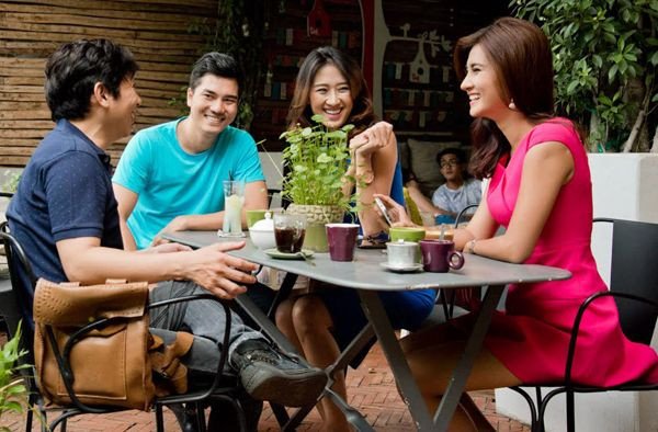 Hình ảnh hai người bạn cùng phòng đang trò chuyện và chia sẻ, thể hiện tính cách thân thiện và cởi mở.