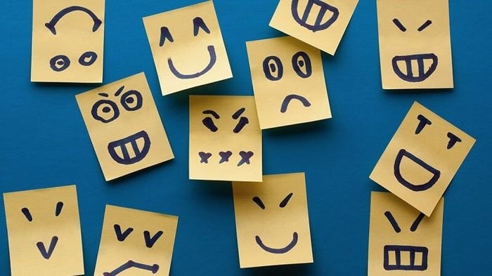 Hình ảnh một người mẹ đang chăm sóc gia đình, tượng trưng cho tính cách đảm đang và ân cần trong mô tả tiếng Anh.