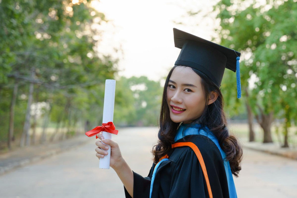 Hình ảnh một nhóm sinh viên tốt nghiệp cử nhân đang nhận bằng cấp, thể hiện niềm vui và thành tựu học vấn
