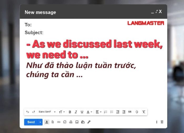 Hình ảnh người dùng tập trung soạn email tiếng Anh, biểu thị sự chi tiết trong nội dung