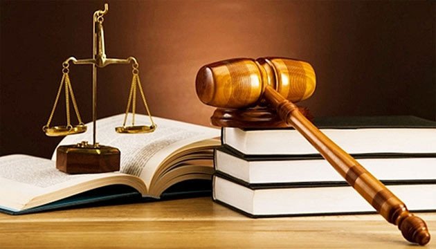 Hình ảnh về một phiên tòa với thẩm phán và các bên liên quan, minh họa cho việc áp dụng pháp luật