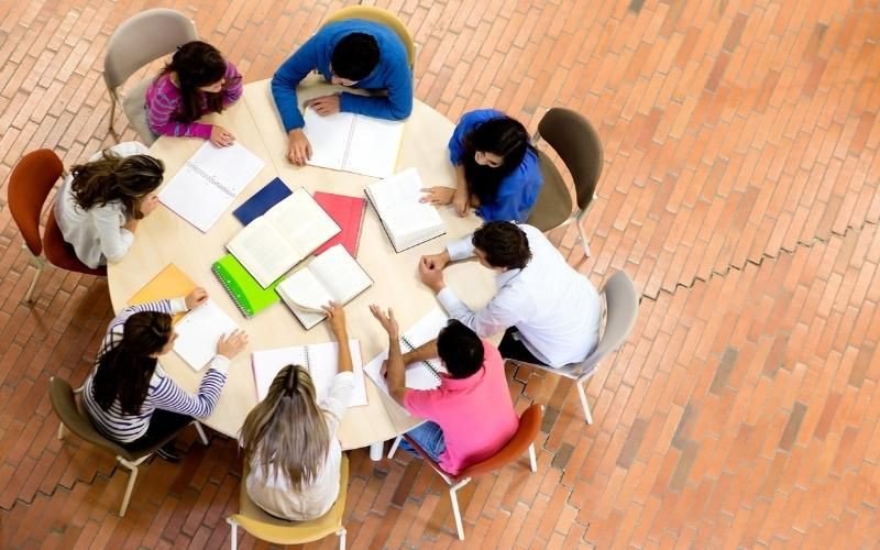 Học nhóm là một cách hiệu quả để rèn luyện và chia sẻ kiến thức hóa học
