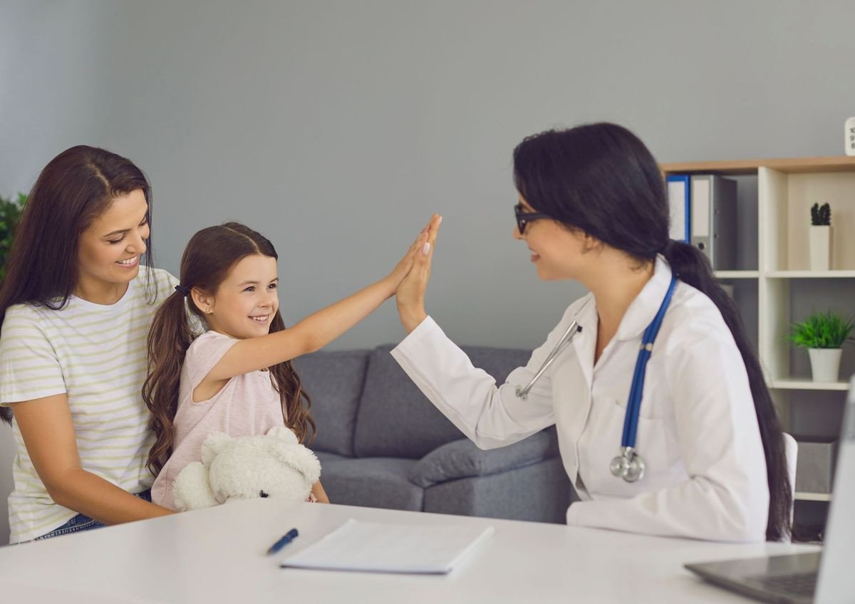 Học sinh bị ốm đang đo nhiệt độ, minh họa các vấn đề sức khỏe thường gặp trong ngữ pháp Tiếng Anh lớp 5 Global Success