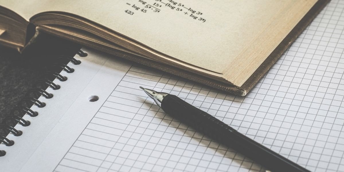 Học sinh đang làm bài tập phrasal verb lớp 12, hình ảnh minh họa cho việc luyện tập cụm động từ tiếng Anh hiệu quả.
