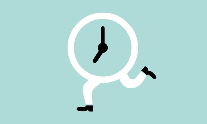 Học sinh đến trường in time vừa kịp giờ trước khi chuông reo