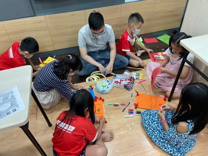 Học sinh hào hứng tương tác trong tiết học tại Apax English Thanh Xuân