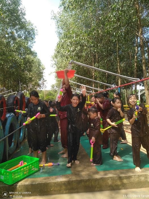 Học sinh Ngoại Ngữ Quốc Văn Long Khánh tham gia hoạt động ngoại khóa vui vẻ.