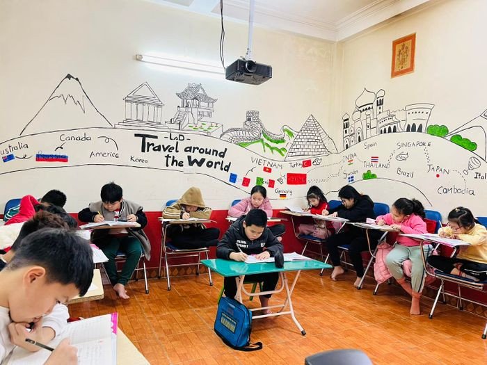 Học sinh nhỏ tuổi hào hứng trong giờ học tiếng Anh tại L&amp;D Đông Anh