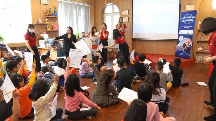 Học sinh sử dụng công nghệ để học tiếng Anh tại trung tâm