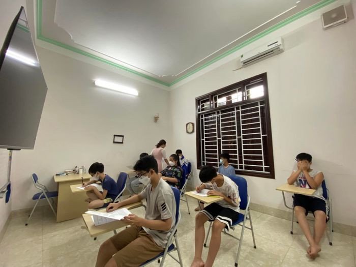 Học sinh tại Trung tâm Anh ngữ TEC Hòa Bình trong giờ học