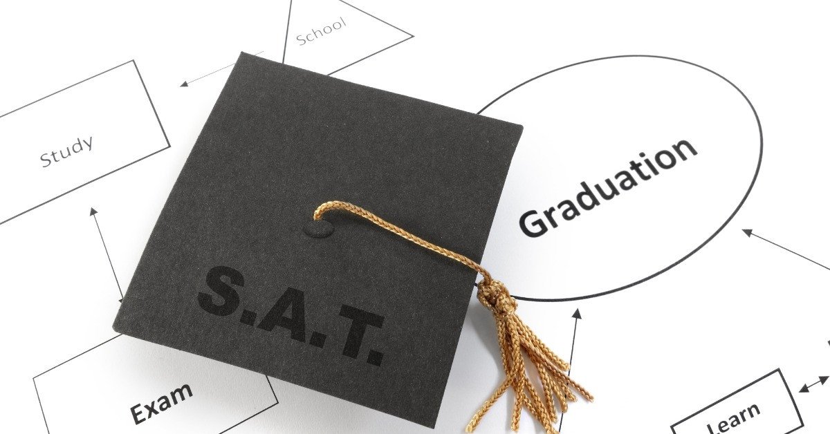học sinh trẻ tuổi đang tập trung học bài, chuẩn bị cho kỳ thi SAT