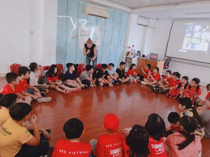 Học sinh tự tin thuyết trình tại Trung tâm Tiếng Anh RES