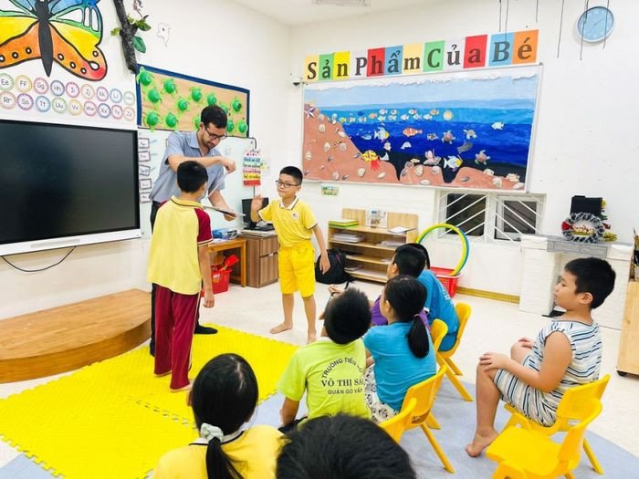 Học sinh tương tác trong giờ học tại iBS RichEnglish, hệ thống giáo dục quốc tế dạy tiếng Anh cho trẻ