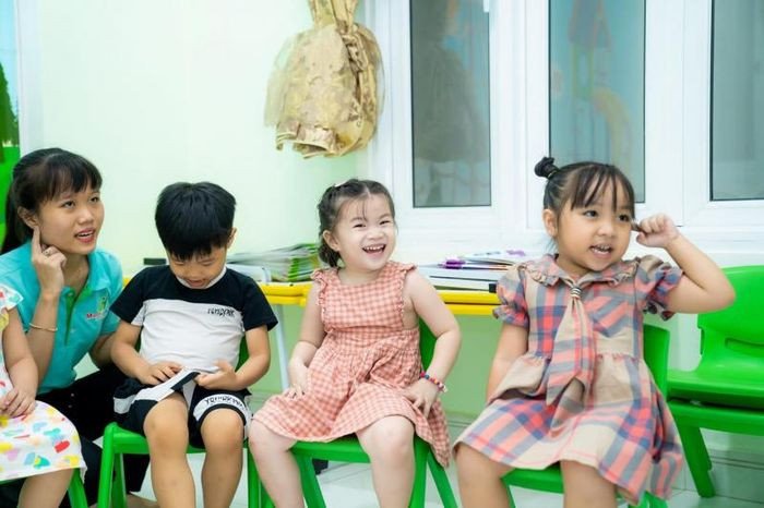 Học sinh tương tác với giáo viên bản ngữ tại trung tâm Anh ngữ Master Kids Quận 6
