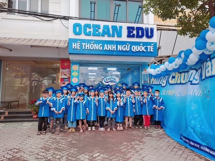 Học sinh tương tác với giáo viên nước ngoài tại Ocean Edu Đông Anh