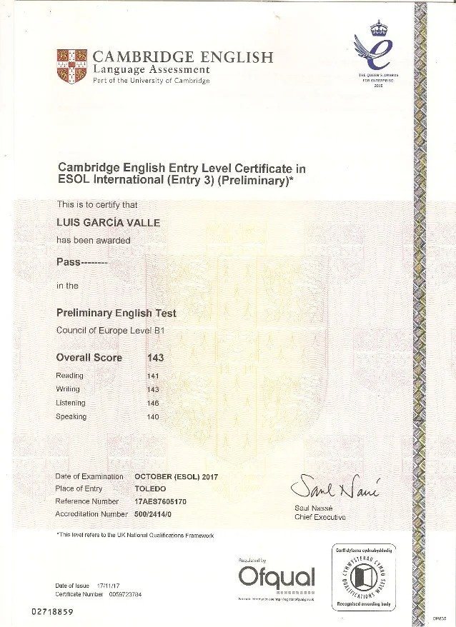 Học sinh vui vẻ cầm chứng chỉ PET Cambridge