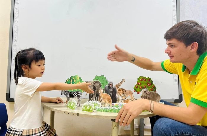 Học sinh vui vẻ trong lớp học tiếng Anh tại Popodoo Smart English Đông Anh