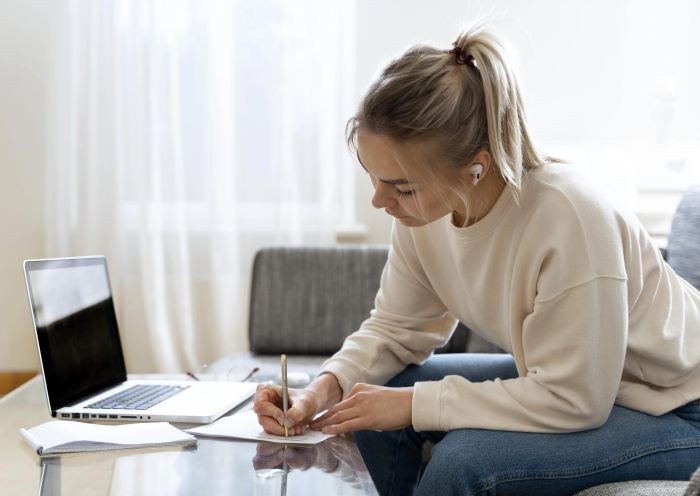 Học viên đang học Shadowing để cải thiện tiếng Anh
