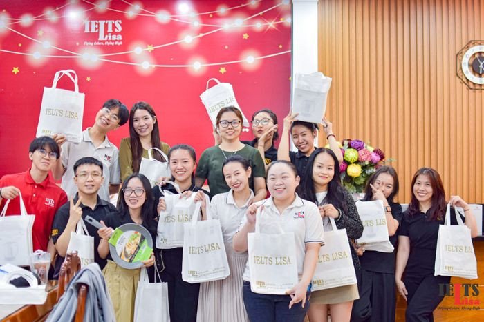 Học viên đang ôn luyện tại trung tâm tiếng Anh Biên Hòa IELTS LISA