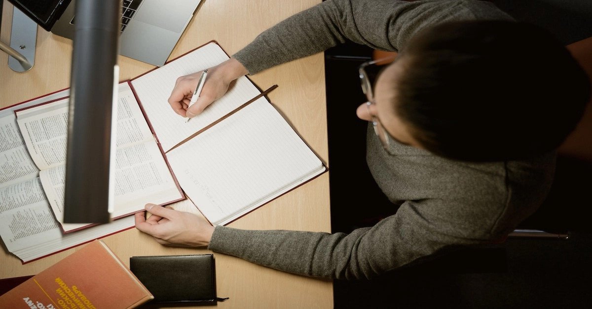 Học viên đang tập trung đọc sách Barron's TOEIC để luyện thi