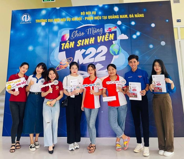 Học viên đang tương tác cùng giáo viên bản ngữ trong một buổi học tiếng Anh tại VAS Đà Nẵng, thể hiện sự thoải mái và tự tin.