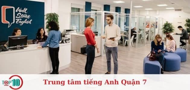 Học viên giao tiếp tự tin tại Wall Street English quận 7