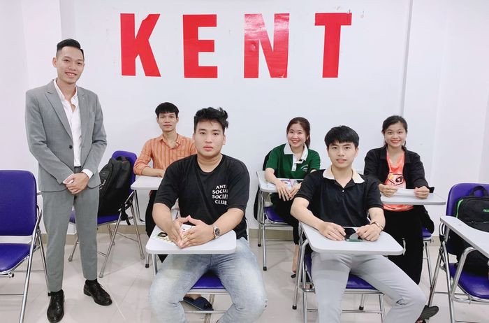 Học viên KENT Academy of English đang tham gia buổi học với giáo viên, tập trung vào các hoạt động nhóm.
