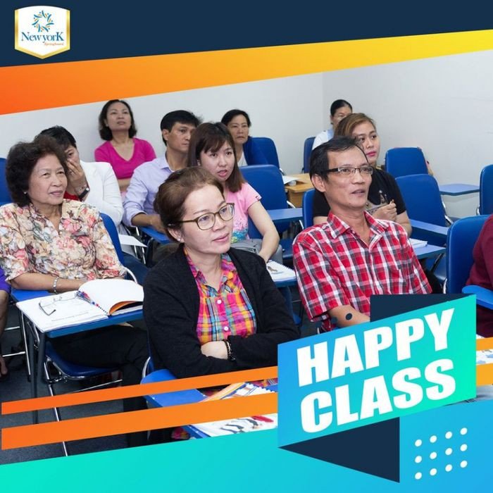 Học viên lớn tuổi giao tiếp tiếng Anh tự tin tại New York School