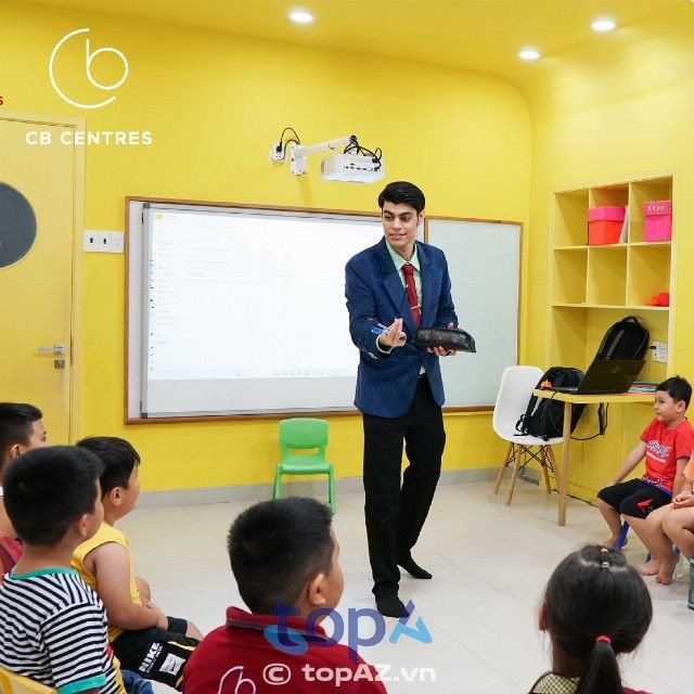 Học viên rèn luyện giao tiếp tại trung tâm Anh ngữ Cambridge Bến Tre