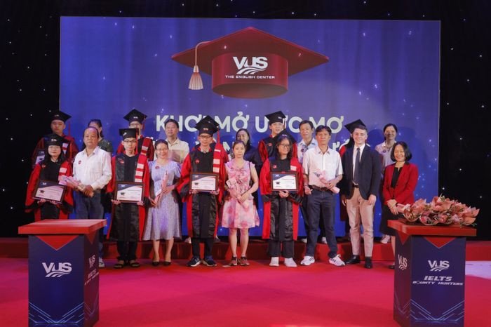 Học viên tham gia hoạt động nhóm tại VUS Quận 7