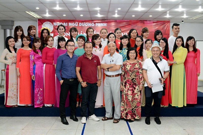 Học viên thảo luận bài học tiếng Anh cùng giảng viên