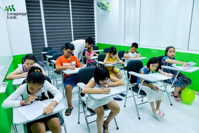 Học viên tích cực tương tác trong lớp học tiếng Anh tại Language Link Hà Giang