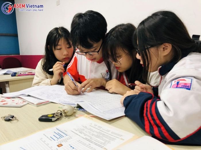 Học viên tiếng Anh ASEM tập trung học tập
