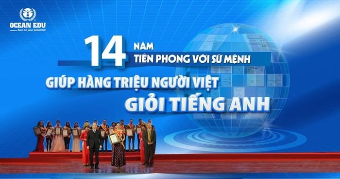 Học viên tiếng Anh tương tác với giáo viên nước ngoài tại lớp học năng động