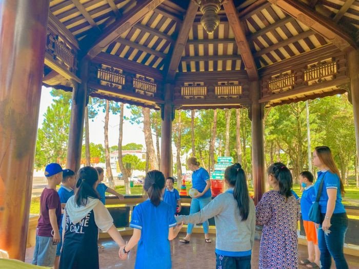 Học viên trung tâm Học Tiếng Anh Tinh Hoa trong giờ học