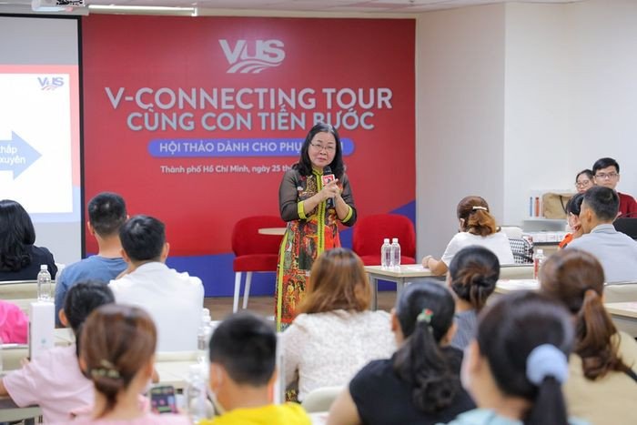 Học viên tự tin giao tiếp tại Trung Tâm Anh Văn Hội Việt Mỹ Hóc Môn