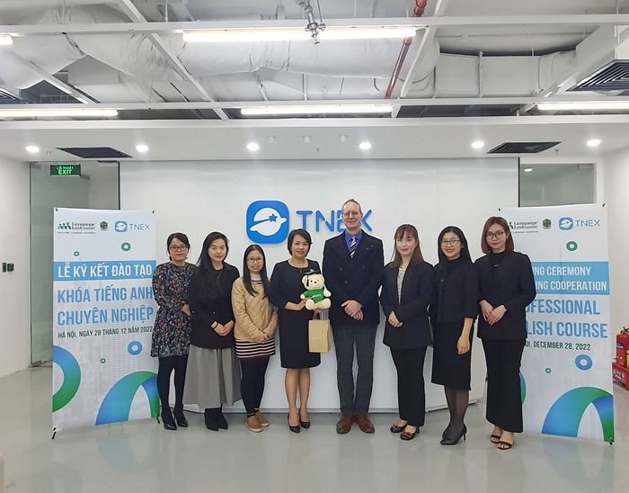 Học viên tự tin thuyết trình trong môi trường học tiếng Anh chuyên nghiệp