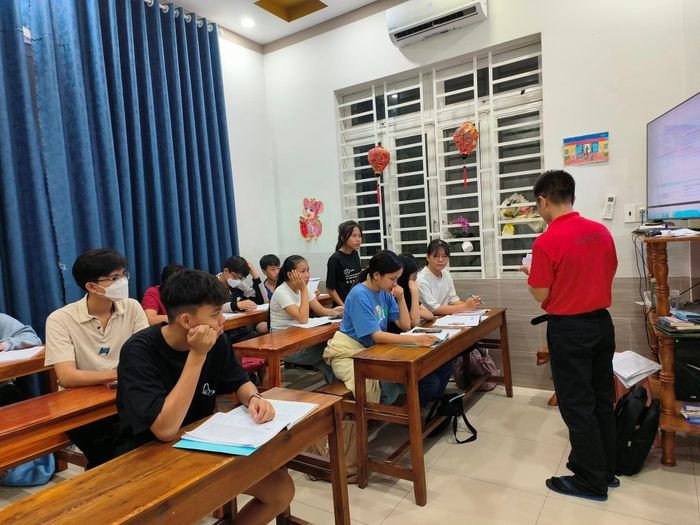 Học viên tương tác cùng giáo viên tại Trung Tâm Anh Ngữ Vương Quốc Anh ở Định Quán
