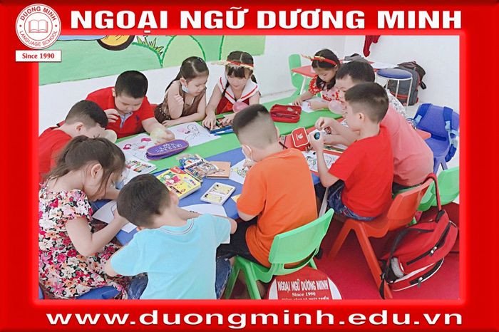 Học viên vui vẻ trong giờ học tại Ngoại ngữ Dương Minh