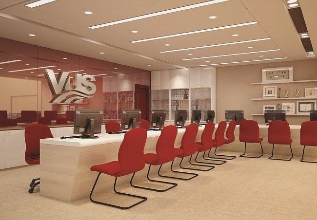 Học viên VUS trao đổi bài tập trong giờ học