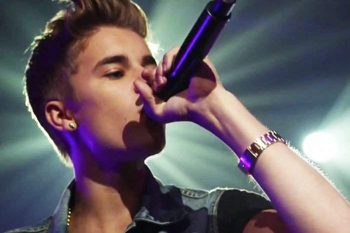 Justin Bieber biểu diễn với phong cách đặc trưng của mình