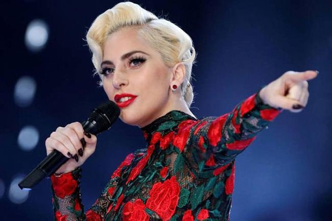 Lady Gaga với trang phục độc đáo và phong cách ấn tượng