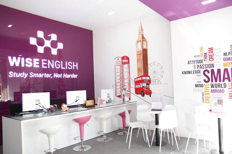 Lớp học sôi nổi tại Trung tâm Anh ngữ WISE English, giúp học viên phát triển tiếng Anh theo phương pháp tư duy não bộ