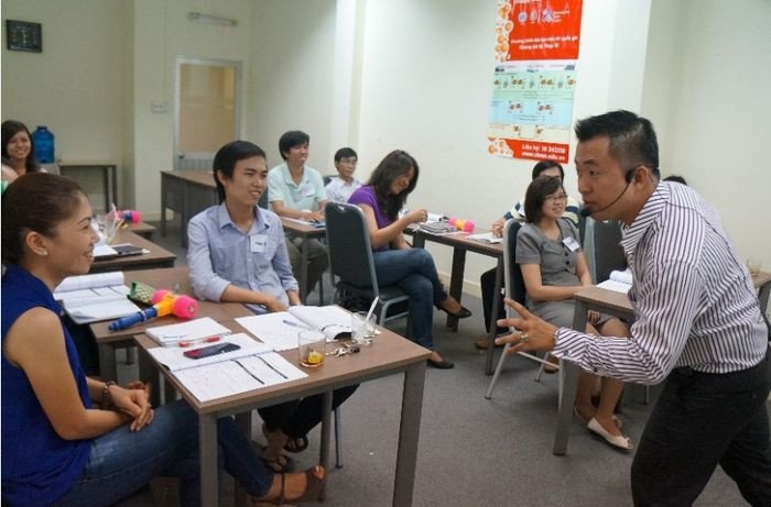 Lớp học tiếng Anh thân thiện tại EMAS, giúp người lớn tuổi tự tin