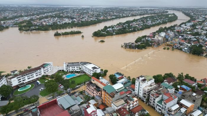 Lũ lụt ở Việt Nam với cảnh nước dâng cao