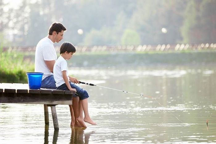 Một người đàn ông trung niên với nụ cười thân thiện, đang thư giãn sau giờ làm.
